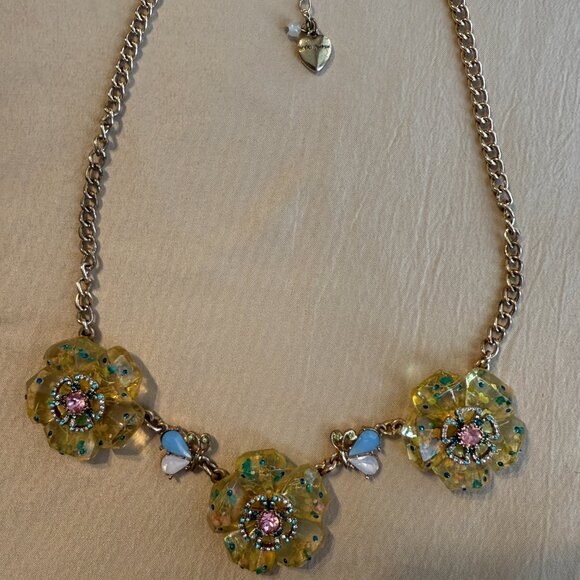 Sweetness and Light Flower Necklace - Picture 2 of 4